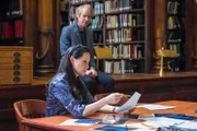 Mycroft (Rhys Ifans, hinten) wird von seinem Bruder in einer Bibliothek versteckt, weil irgendjemand beim MI Six ihn ausschalten will. Sherlock und Watson (Lucy Liu, vorne) versuchen herauszufinden, wo die undichte Stelle beim britischen Geheimdienst ist ...