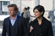 Patrick Jane (Simon Baker, l.) erhält einen Anruf von der ehemaligen Partnervermittlerin Erica Flynn (Morena Baccarin, r.), die im Gefängnis sitzt, nachdem er sie im Jahr zuvor des Mordes an ihrem Mann überführt hatte. Erica behauptet, sie könne ihm in seinem neuen Fall helfen, allerdings, werde sie dem CBI nur helfen, wenn Patrick einen Hafturlaub für sie erwirken könne ...