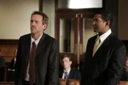 Morris (Rif Hutton, r.) vertritt Dr. Gregory House (Hugh Laurie, l.) vor Gericht.