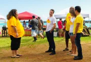"Hawaii Five-0", "Das Meisterwerk." Kurz nach der Ankunft im Hotel wird ein Tourist angeschossen und schwer verletzt. Der Täter scheint es gezielt auf den Koffer des Mannes abgesehen zu haben.