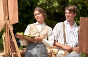Constance March (Louisa Binder) und Lucian Ainsworth (Oliver Dench)