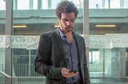 Antoine (Félix Moati) versucht, den Kontaktmann in Istanbul zu erreichen.