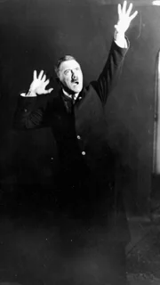 1925: Adolf Hitler (1889-1945) während er eine Aufzeichnung einer seiner Reden hört. Der Fotograf Heinrich Hoffmann hat, entgegen den Anweisungen von Hitler, das Foto nicht vernichtet.