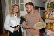 Paul (Niklas Osterloh) freut sich mit Alicia (Josefin Bressel), dass Kate in letzter Zeit durch ihre Freundschaft zu Helena einen unbeschwerten Eindruck macht.