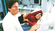 Dr. Stefan Frank (Sigmar Solbach) entdeckt bei seiner Patientin Anne Mangold (Olivia Silhavy), dass sie von Geburt an nur eine Niere hat. Das Organ funktioniert nicht mehr. Eine Spenderniere muss gefunden werden...