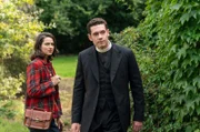 Will Davenport (Tom Brittney, r.) und Emse Keating (Skye Lucia Gegruttola, l.).