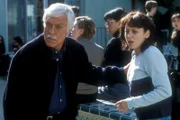 Dr. Mark Sloan (Dick Van Dyke, l.); Kelly (Paige Moss, r.)