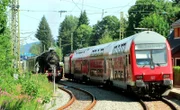 Gegenwart und Vergangenheit begegnen sich regelmäßig am Bahnhof Aha; dort ist eine der beiden Ausweichstellen auf der eingleisigen 3-Seen-Bahn.