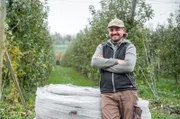 Obstbauer Johannes Bentele und sein Team machen ihren Hof winterfest. Sie fahren Hagelnetze zusammen und roden alte Apfelbäume.