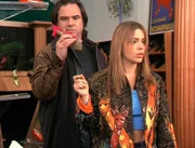 Phoebe (Alyssa Milano, r.) bemerkt nicht, in welch gefährlichen Situation sie sich befindet ...