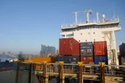 Die HENNEKE RAMBOW im Hamburger Hafen.