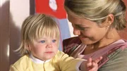 Tess (Bridie Carter, r.) ist verzweifelt: Kurz vor Charlottes (Tahlia Stacy-Clark) erstem Geburtstag trifft ein Brief vom Gericht ein. Der leibliche Vater fordert das Sorgerecht.