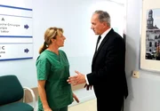 Romans (Johannes Terne, r.) schlimmste Befürchtung wird wahr, als Regina (Christine Wilhelmi, l.) ihm mitteilt, dass Susann einen Herzstillstand erlitten hat.