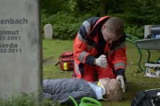 Dr. Haase (Fabian Harloff) versorgt Marie Brecht (Maria Matschke Engel). Die Friedhofsgärtnerin wurde während ihrer Arbeit von hinten niedergeschlagen.