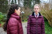 Maja (Christina Arends, r.) entschließt sich gegenüber Shirin (Merve Çakır, l.) dazu, Florian die Wahrheit zu sagen.