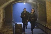 Schaffen es J.T. (Austin Basis, l.) und Tess (Nina Lisandrello, r.) Liam zu entkommen, jetzt wo er ihre Spur aufgenommen hat?