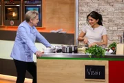 Moderatorin Cornelia Poletto (l.) und Kandidatin Vishi Parameswaran (r.) unterhalten sich in der Küche.