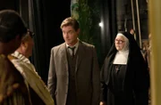 Sam Gillespie (Max Brown, li.), Sister Boniface (Lorna Watson, re.)