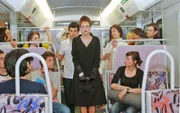 Begleitet von Rokko (Manuel Cortez, hinten) betritt Lisa (Alexandra Neldel, vorne) die S-Bahn. Ihr ist die Beachtung, die sie mit ihrem Äußeren erregt, peinlich. (Dieses Foto von Alexandra Neldel darf nur in Zusammenhang mit der Berichterstattung über die Serie "Verliebt in Berlin" veröffentlicht und verbreitet werden.)