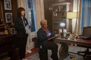 Heather Daniels (Clara Wong, l.); Dr. Loretta Wade (CCH Pounder, r.)
