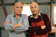 Heinz (Thomas Meinhardt, li.) und Franz (Edgar-M. Marcus) können sich nach langem Hin und Her doch noch in Sachen Sofa einigen.