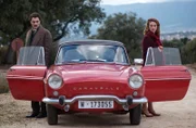 Mateos (Javier Rey) Bemühungen, Clara (Marta Hazas) Fahrstunden zu geben, enden im Fiasko.