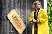 Evi Schnitte (Charlotte Crome) betreibt eine Schreinerei.
