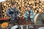 Lioba (Lisbeth Felder) passt es gar nicht, dass Sebastian (Dominik Stricker) lieber mit Jenny nach Freiburg fährt, als für sie Holz zu machen.