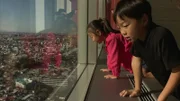 Von einem Hochhaus haben Machiko und ihr Bruder einen tollen Blick über ganz Tokyo.