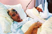 Nach dem Unfall mit dem Ferrari werden Felix (Christoph M. Ohrt, l.) und Otto (Hasan Ali Mete, r.) ins Krankenhaus gebracht. Felix ist immer noch fest davon überzeugt, dass er bald sterben muss.