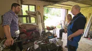 Von links: Trödelexperte Sükrü Pehlivan bespricht die Lage mit Jaqueline und Jürgen.