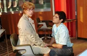 Rokkos (Manuel Cortez, r.) Heiratsantrag überfordert Lisa (Alexandra Neldel, l.). (Dieses Foto von Alexandra Neldel darf nur in Zusammenhang mit der Berichterstattung über die Serie "Verliebt in Berlin" veröffentlicht und verbreitet werden.)