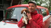 Tischler Christian Schäfer mit Hund Bruno und seinem Firmenwagen ein Wartburg Barkas 1000 aus den 1970er Jahren
