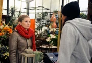 Fenja (Carola Schnell, l.) und Rajan (Daniel Popat, r.) beginnen sich anzufreunden.