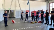 Die Männer am Bahnhof trainieren den Umgang mit einem Abseilgerät, das auch für die Rettung aus Höhen eingesetzt wird.