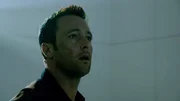 Durch die Drogen, die ihm von Wo Fat verabreicht wurden, erlebt Steve (Alex O'Loughlin) eine verkehrte Welt ...