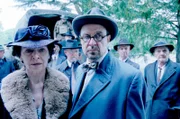 Thomas Kramer und seine Frau (v. l. n. r. Elizabeth Bell, David Horovitch).