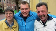 Steffi ist die selbsternannte "Trödelqueen" aus Jülich. Die 31-Jährige liebt Flohmärkte über alles. Ständig ist sie zusammen mit ihrem Verlobten Winfried (58, re.) auf der Suche nach neuer Ware. Doch trotz aller Leidenschaft fürs Trödeln will das Geschäft nicht so richtig laufen. Sie holen Trödelprofi Otto Schulte, der ihnen seine Verkaufstipps und -tricks verraten soll.