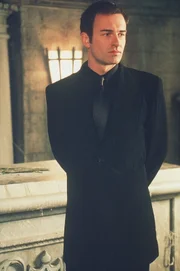 Cole (Julian McMahon) spioniert undercover die Machenschaften einer dämonischen Bruderschaft aus. Entgegen Phoebes Warnung verfolgt er seine Strategie.