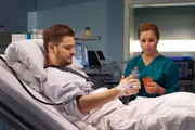 Mario Grimm (Henning Nöhren) ist Industriekletterer aus Leib und Seele. Nun, nach seinem mittlerweile dritten Absturz, liegt er mit einer gebrochenen Schulter in der Sachsenklinik. Schwester Julia (Sarah Tkotsch), die sich um ihn kümmert, fällt auf, dass er Probleme beim Zufassen hat. Mario hingegen tut es ab, er sei körperlich total fit.