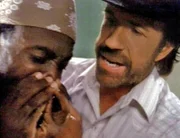 Walker (Chuck Norris, re.) und Trivette ( Clarence Gilyard, li.) müssen eine Schlägerei vortäuschen, da Trivette sich als Gefängnisinsasse ausgibt.