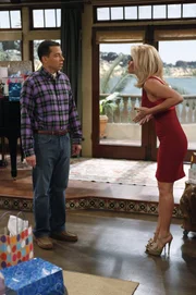 Charlies alte Flamme Courtney ist wieder da. Sie hatte ihn vor Jahren betrogen und finanziell ausgenommen. Alan versteht nicht, wie Charlie so blind sein kann und nicht merkt, dass Courtney wieder nur sein Geld will ...