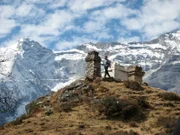 Seit der Erstbesteigung des Mt. Everest vor genau 60 Jahren hat sich viel verändert: Dank technischer Forschritte, medizinischer Hilfsmittel und vor allem durch kommerzielle Expeditionsanbieter ist das Dach der Welt heute nicht nur für Extrembergsteiger wie Reinhold Messner erreichbar.