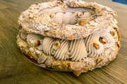 Camille serviert in Le Vésinet nahe Paris eine Süßspeise namens Paris-Brest.