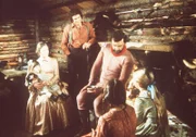 Mr. Edwards (Victor French, M.) hat den Ingalls-Kindern in Vertretung des Weihnachtsmannes Geschenke mitgebracht.