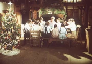 Alle Ingalls feiern gemeinsam mit Hester-Sue (Ketty Lester, 2.v.r.) Weihnachten.
