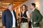 Gehen beim Wahlkampf die Münzingers (Eva Mähl, M.; Harry Blank, r.) zur Not auch über Leichen? Für Hofer (Joseph Hannesschläger, l.) rückt die Gegenkandidatin auf die Liste der Verdächtigen.