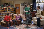 Raj veranstaltet für Bernadette, Howard (Simon Helberg, l.), Sheldon (Jim Parsons, 2.v.r.), Leonard (Johnny Galecki, r.), Penny (Kaley Cuoco, M.) und Amy (Mayim Bialik, 2.v.l.) eine wissenschaftliche Schnitzeljagd. Leonard schlägt vor, nicht in den bekannten Paar-Konstellationen anzutreten, sondern in bunt gemischten Teams. Das Chaos ist vorprogrammiert ...