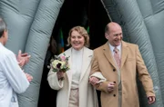 Wolfgang Berger (Horst Günter Marx, r.) schafft es mit seiner charmanten Art, Hannah (Maike Bollow, r.) trotz ungewöhnlicher Umständen zu einer glücklichen Braut zu machen ...