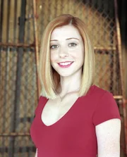 (7. Staffel) - Nach und nach entdeckt Willow (Alyson Hannigan) die Magie für sich und wächst als Hexe. In einer Hexenübungsgruppe lernt sie Tara kennen und verliebt sich in sie …